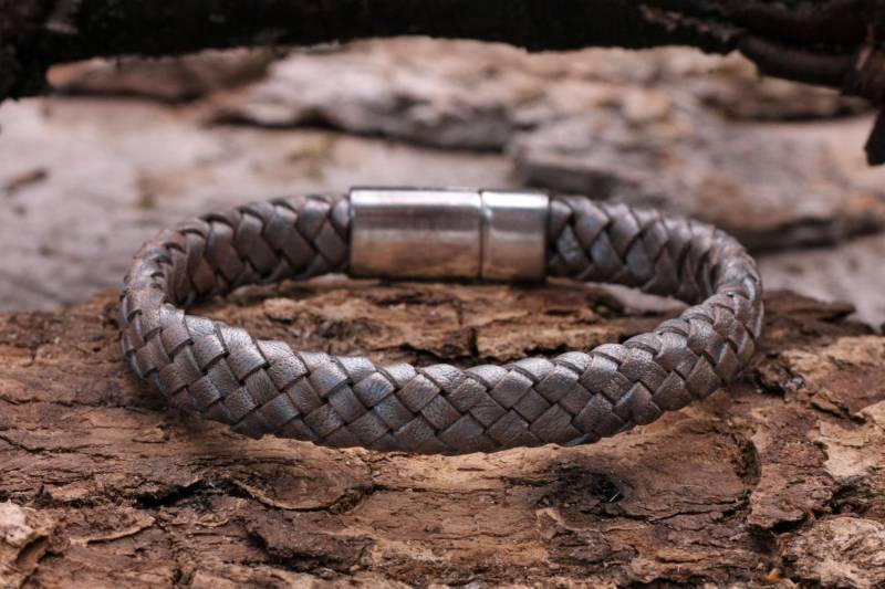 Lederarmband, Herren Armband Handgeflochten, Partnerarmband, Geschenk, Silber Grau, Magnetverschluss Silber Verpackt in Geschenkbox von JulusJason