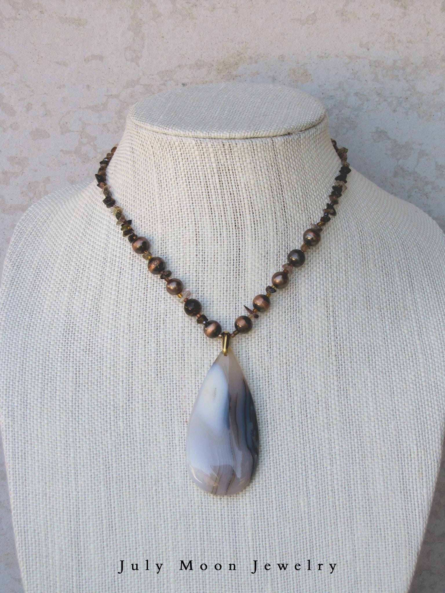 Handgemachte Natürliche Madagaskar Achat Anhänger Halskette Mit Turmalin Chips Und Glasperlen 16 Zoll Perlen von JulyMoonJewelry