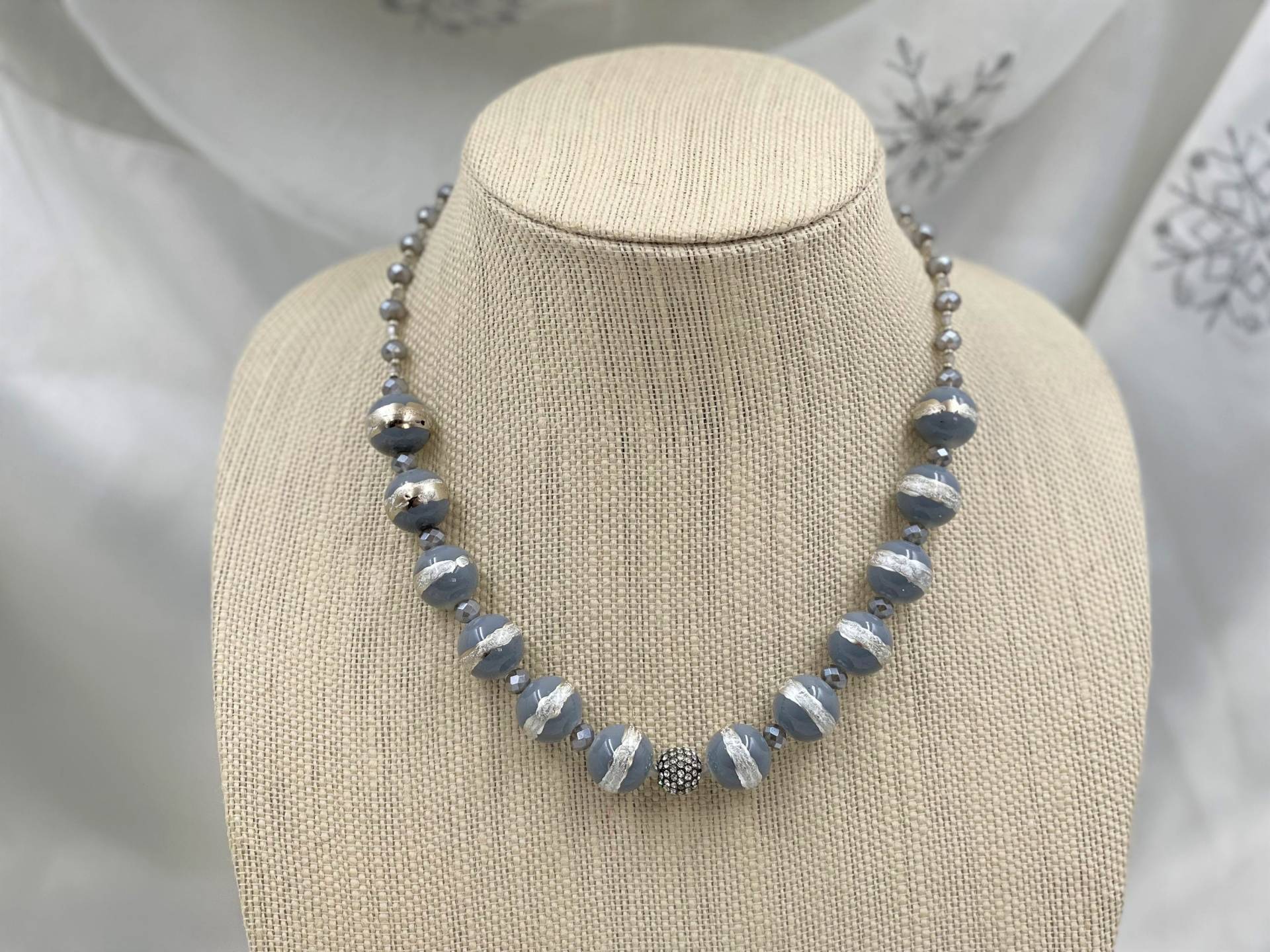 Handgemachte Swarovski Kristall Halskette Mit Grau Silber Art Glas Und Luster Perlen 18 Zoll von JulyMoonJewelry