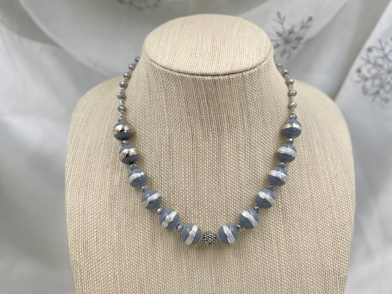 Handgemachte Swarovski Kristall Halskette Mit Grau Silber Art Glas Und Luster Perlen 18 Zoll Handgemachte Swarovski Kristall Halskette Mit Grau Silber Art Glas Und Luster Perlen 18 Zoll von JulyMoonJewelry