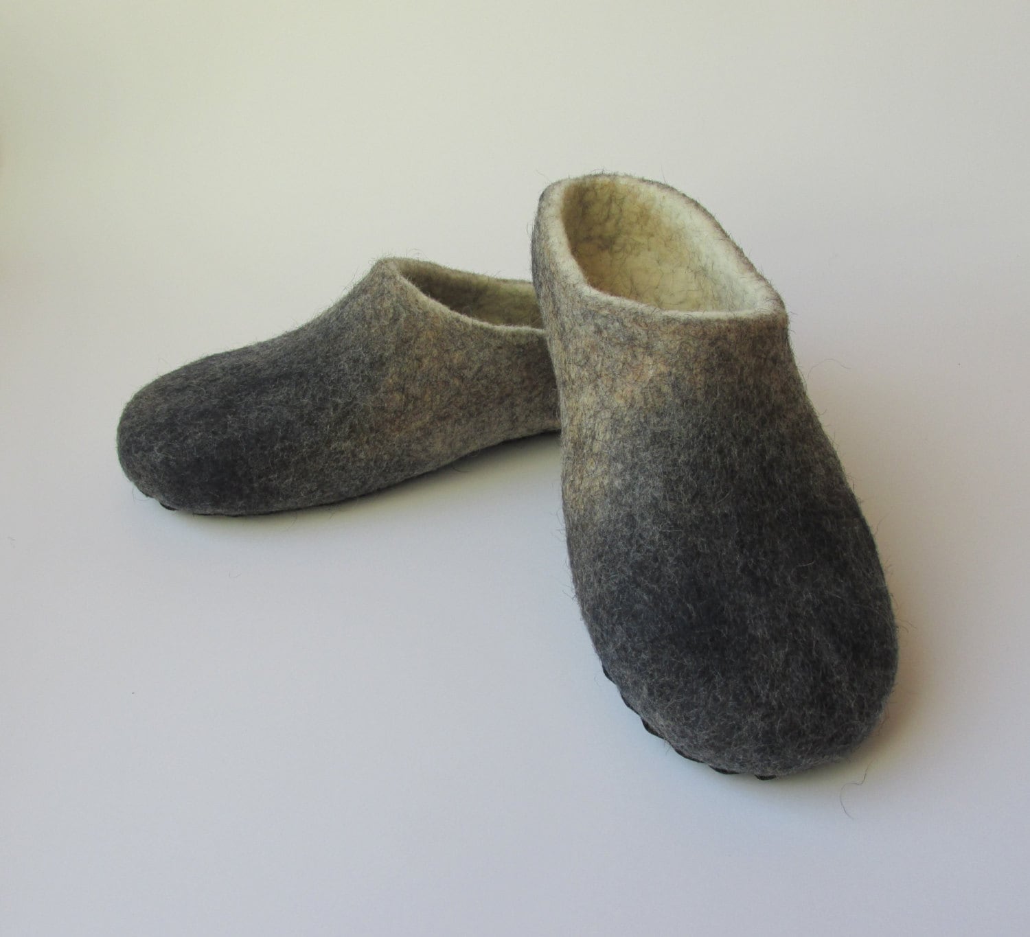 Handgefertigte Gefilzte Hausschuhe Aus Wolle Graue & Blaue Hüttenschuhe von JulysFelt