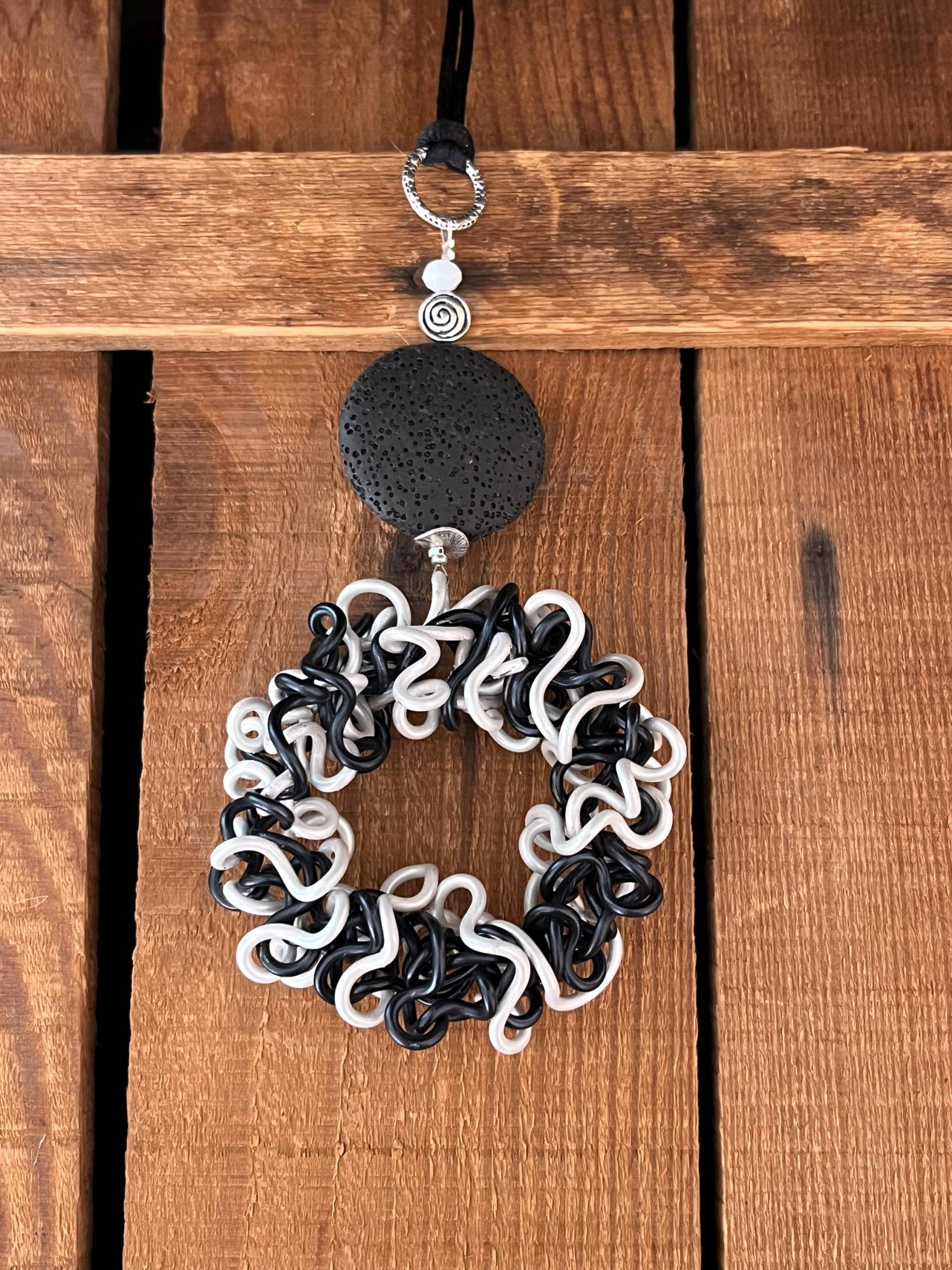 Lange Kette Mit Anhänger Aus Alu Und Lava in Schwarz/Weiß von JumanArt