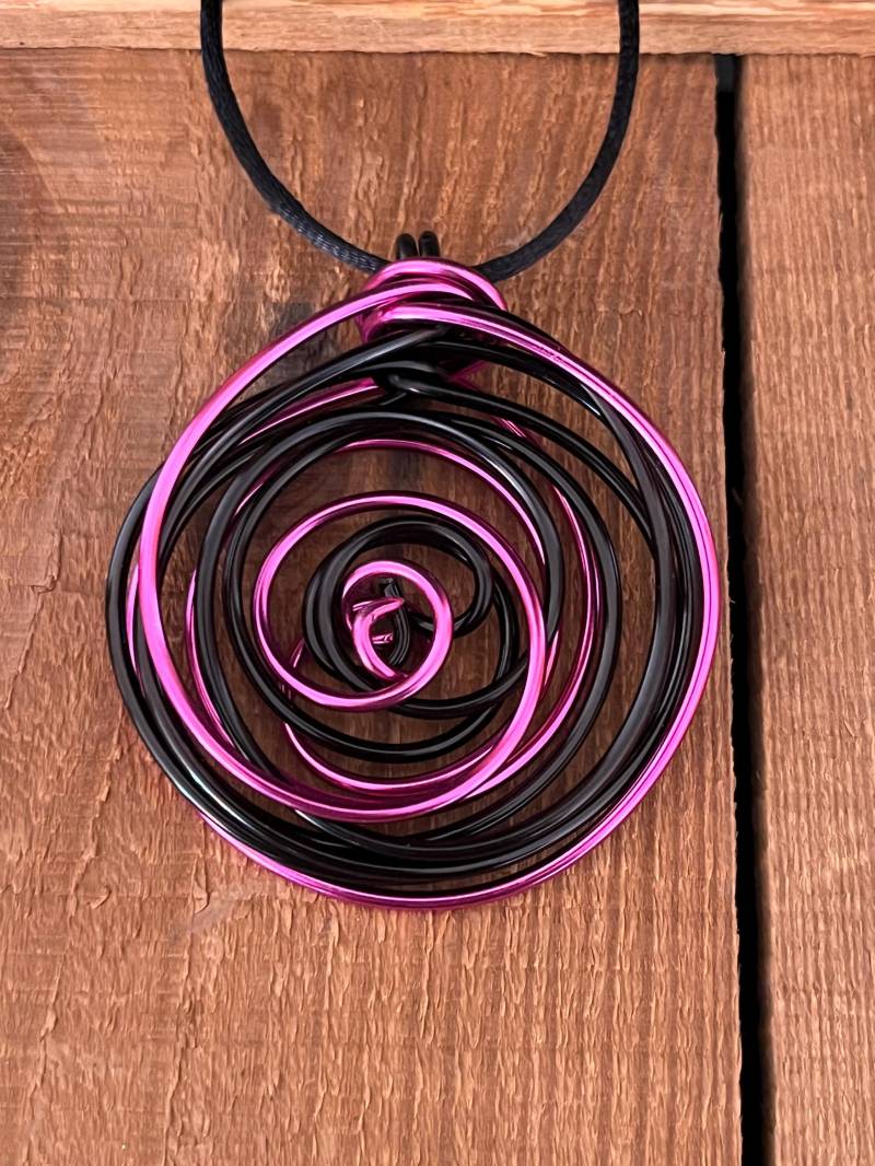 Lange Kette Mit Anhänger Aus Aluminium in Kräftigem Pink Und Black Handgefertigt von JumanArt