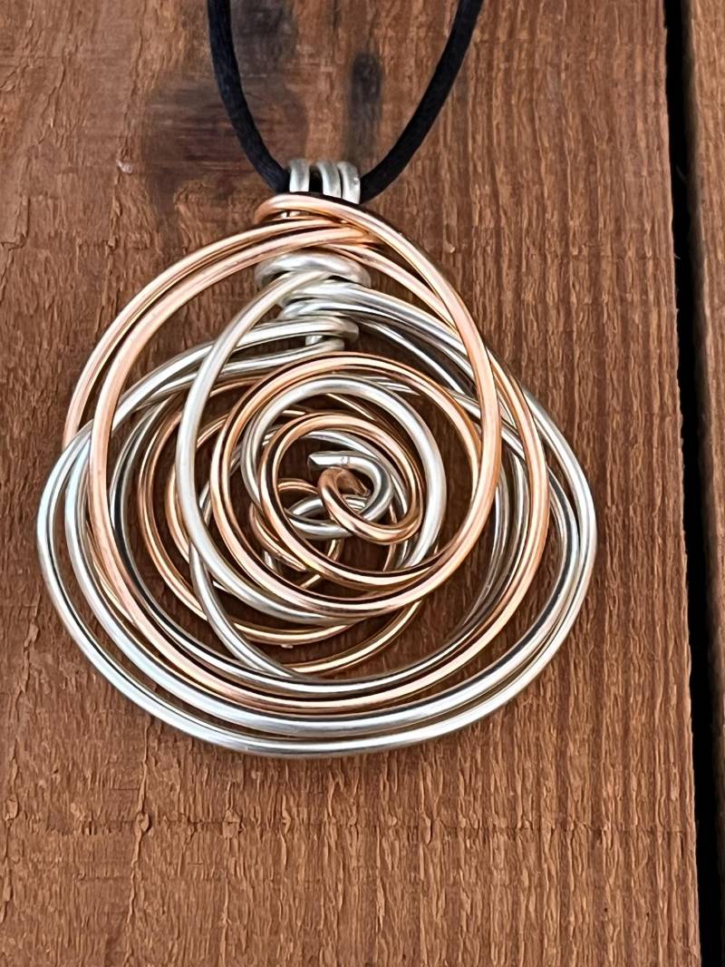 Lange Kette Mit Anhänger Aus Aluminium in Kupfer/Gold von JumanArt