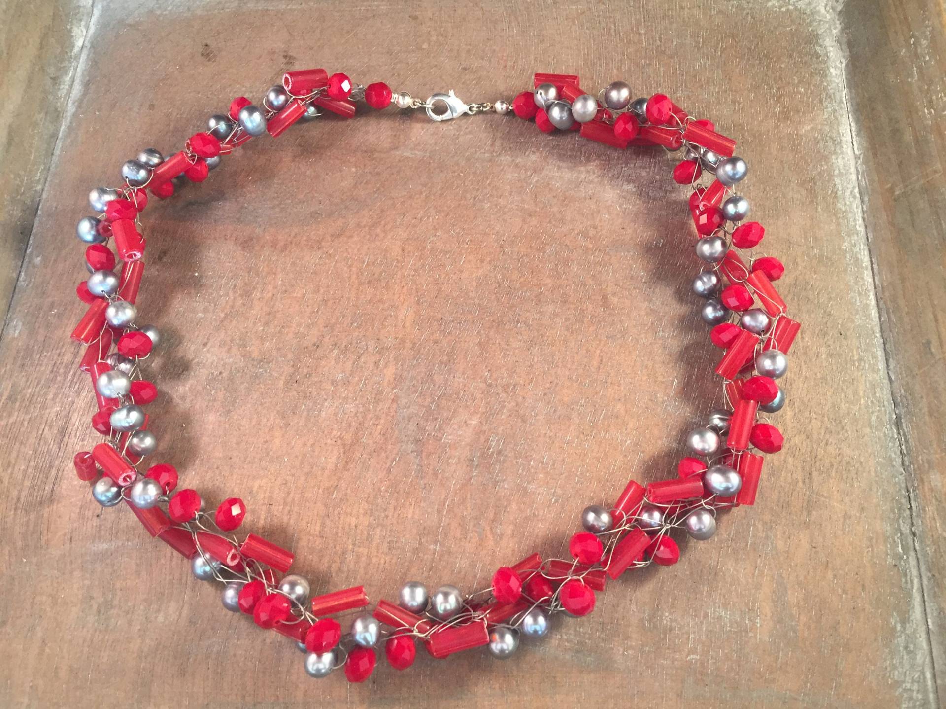 Rote Kette Aus Glas Und Grauen Süßwasserperlen von JumanArt