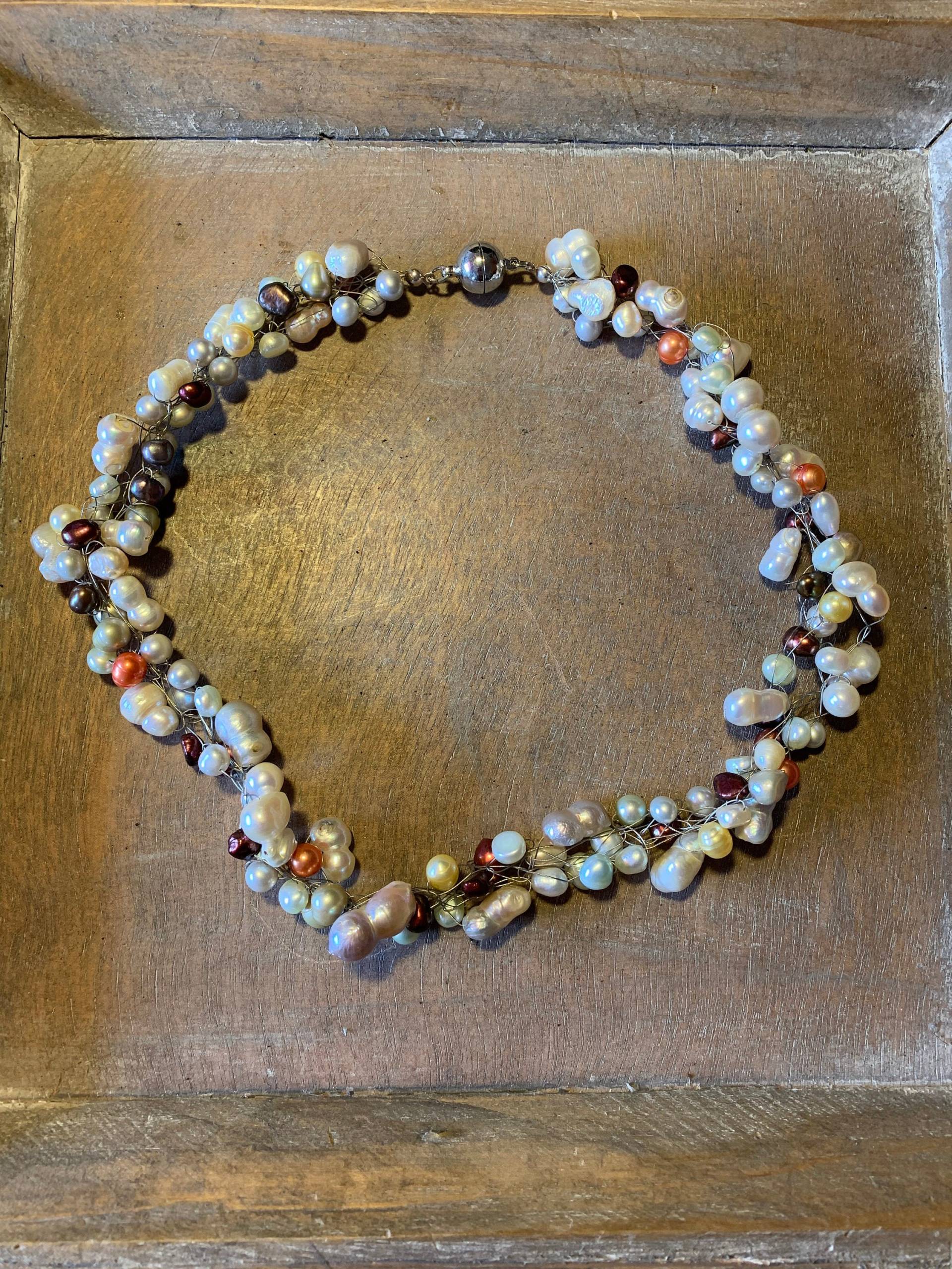 Süßwasserperlenkette Perlen Magnetverschluß Weiß-Braun Frauen Geschenk Woman Halskette Süßwasserperlenkette Perlen Magnetverschluß Weiß-Braun Frauen Geschenk Woman Halskette von JumanArt