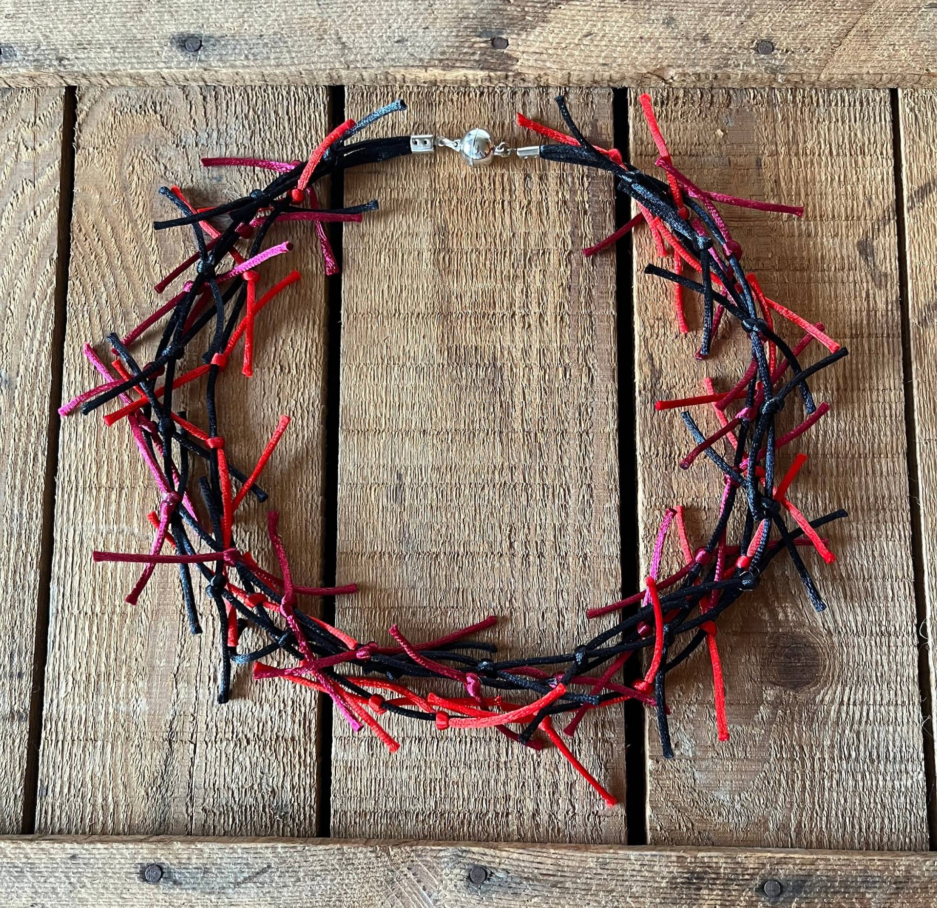 Wunderschöne Kette in Schwarz/Rot von JumanArt