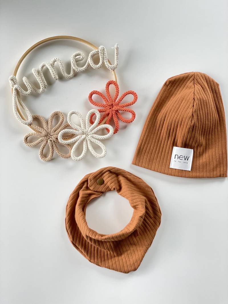 Beanie Mütze Breitripp Jersey Babys Kleinkind Kinder Braun M. Patch Nach Wunsch in Versch. Größen Möglich | Ku 43-52cmMit Passendem Halstuch von JumeaHandmade