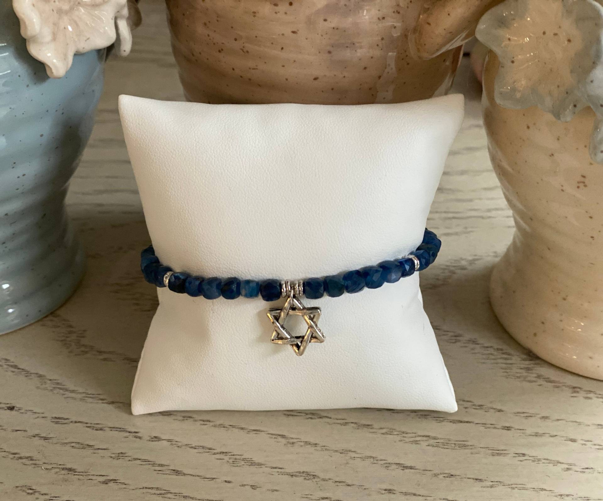 Wunderschöne Blaue Kyanit Facettierte Würfel 4mm Perlen Mit Star Of David Charm Und Gold Oder Silber Spacer Perlen Wunderschöne Blaue Kyanit Facettierte Würfel 4mm Perlen Mit Star Of David Charm Und Gold Oder Silber Spacer Perlen von JumelleDesign