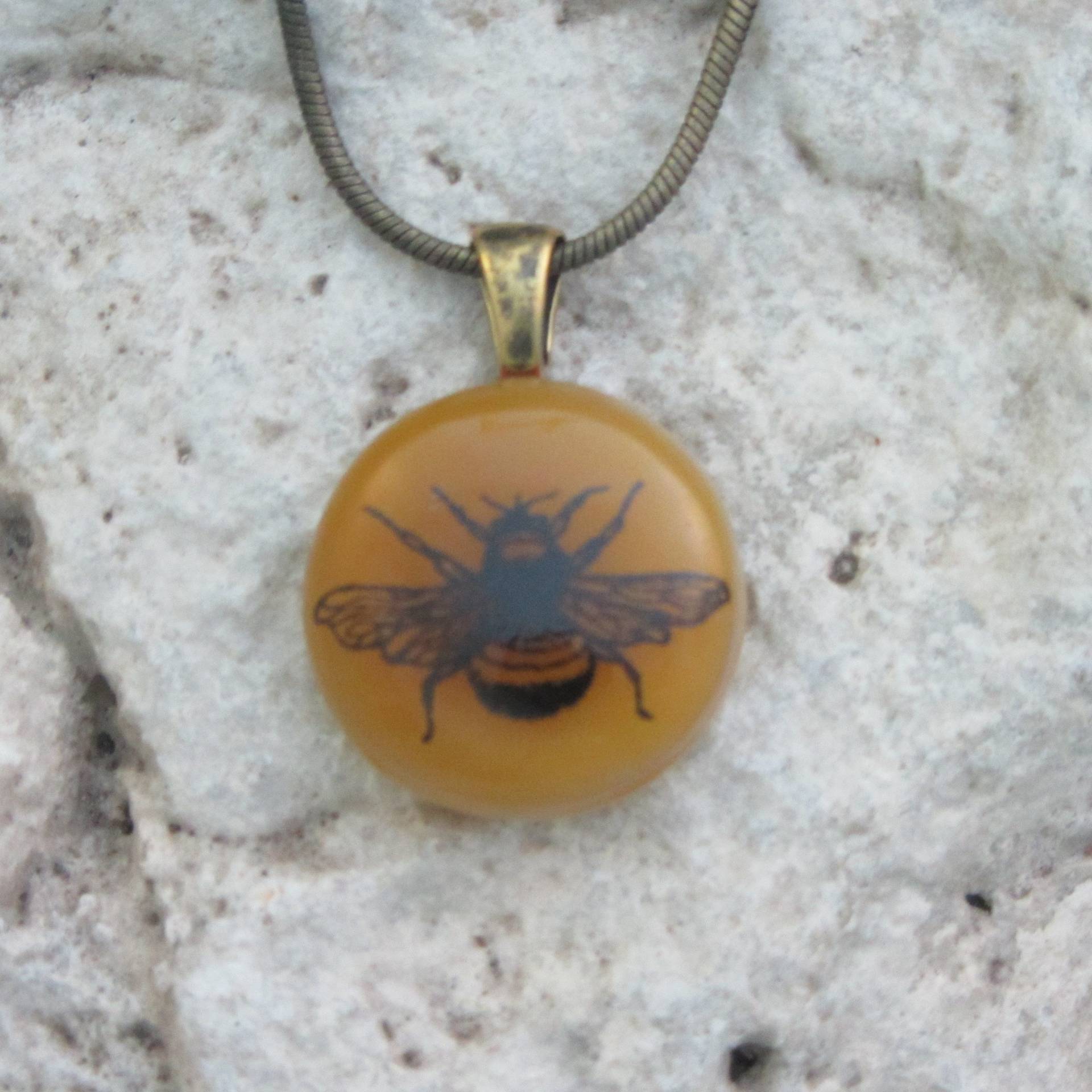 Biene Halskette Verschmolzen Glas Honig Anhänger Biene Halskette Verschmolzen Glas Honig Anhänger von JumpGlass