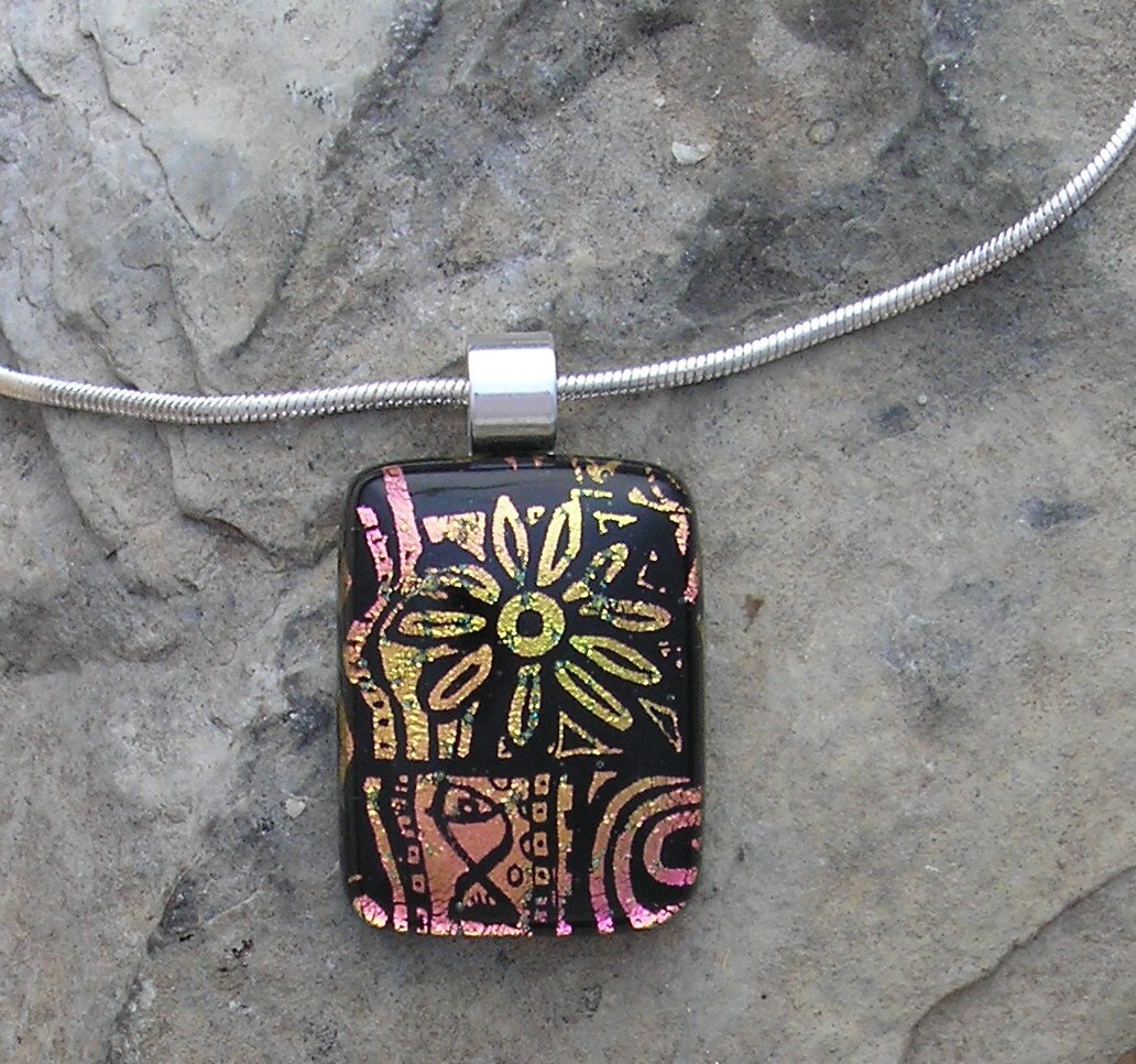 Geätzte Dichroic Anhänger Pink Glas Halskette Geätzte Dichroic Anhänger Pink Glas Halskette von JumpGlass