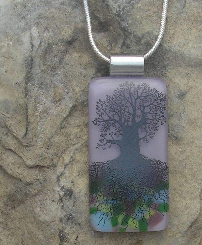 Lila Baum Des Lebens Halskette Verschmolzen Glas Anhänger Lila Baum Des Lebens Halskette Verschmolzen Glas Anhänger von JumpGlass