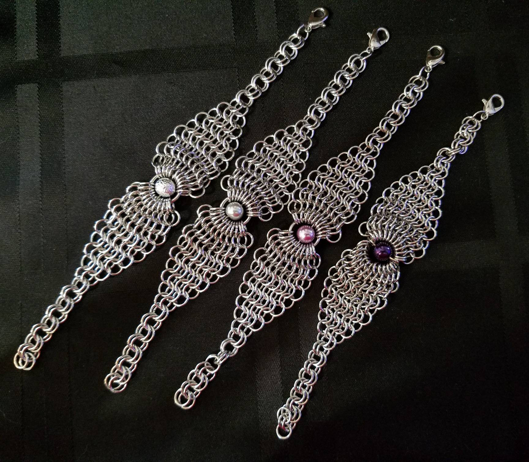 Handgemachtes Edelstahl Armband Mit Perle in Der Mitte Handgemachtes Edelstahl Armband Mit Perle in Der Mitte von JumpinJewelryStore