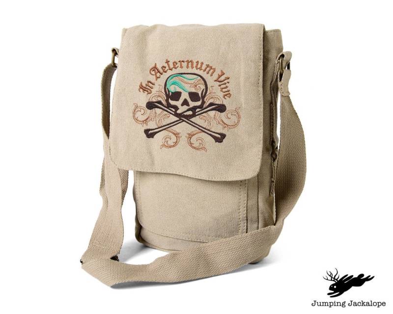 Sea Treasure - in Aeternum Vive, Totenkopf Tasche, Crossbones Tasche Bestickt Canvas Tech, Tablet, Ipad, Kindle, Fire, Kameratasche von JumpingJackalope