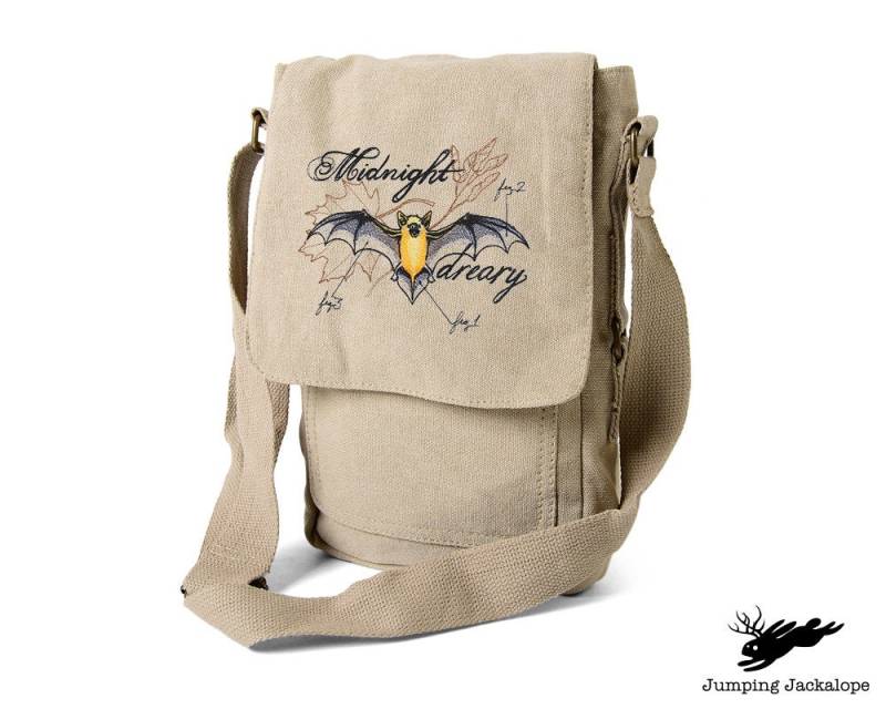 The Laboratorium - Fledermaus, Fledermaustasche, Fledermaus Bestickter Canvas Tech-, Tablet-, Ipad, Kindle, Fire, Kameratasche von JumpingJackalope