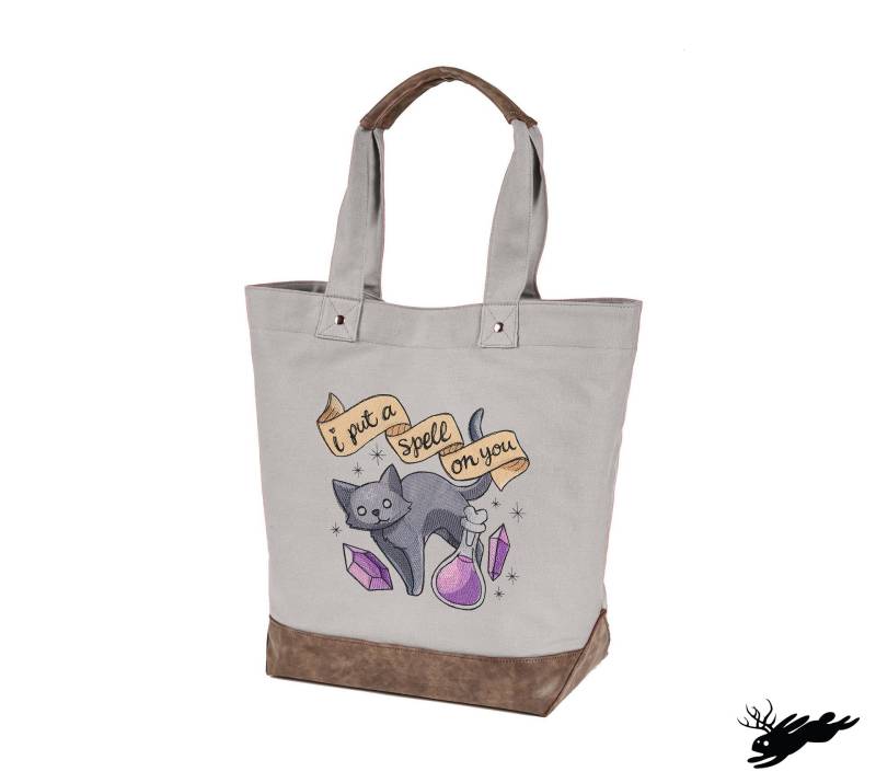 Wicked Cute - I Put A Spell On You, Katze Bestickte Canvastasche Mit Akzenten Aus Veganem Leder von JumpingJackalope