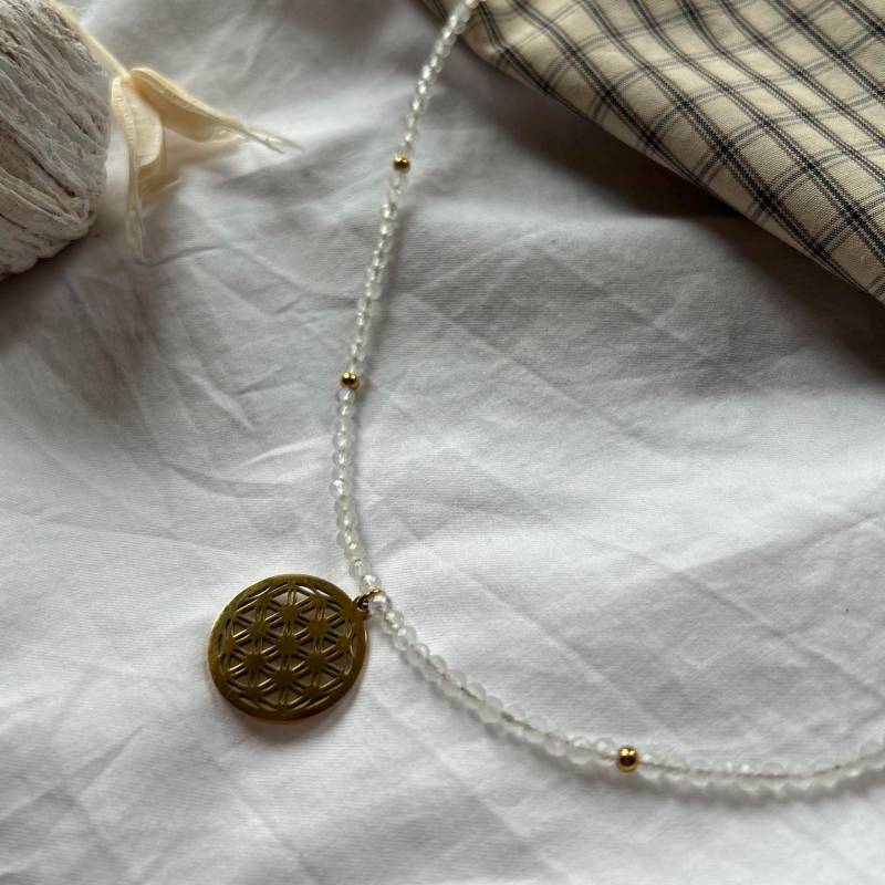 Moon Magic - Edelsteinhalskette Mondstein Mit Blume Des Lebens Anhänger, Edelsteinschmuck, Frauenpower von JunaHandgemachtDE