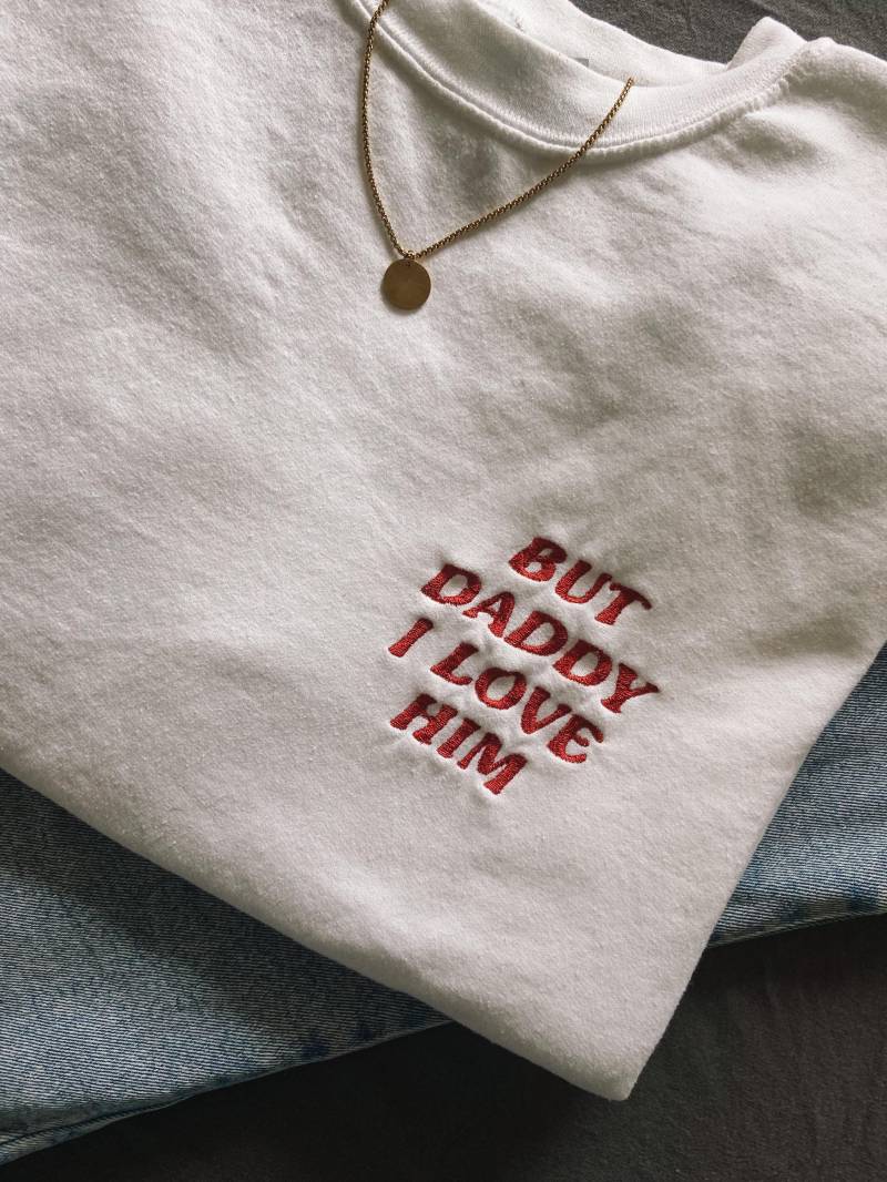 But Daddy I Love Him Handbestickter Pullover - Unisex Crewneck Sweatshirt, Geschenkidee Für Fans von JunasWorldDE