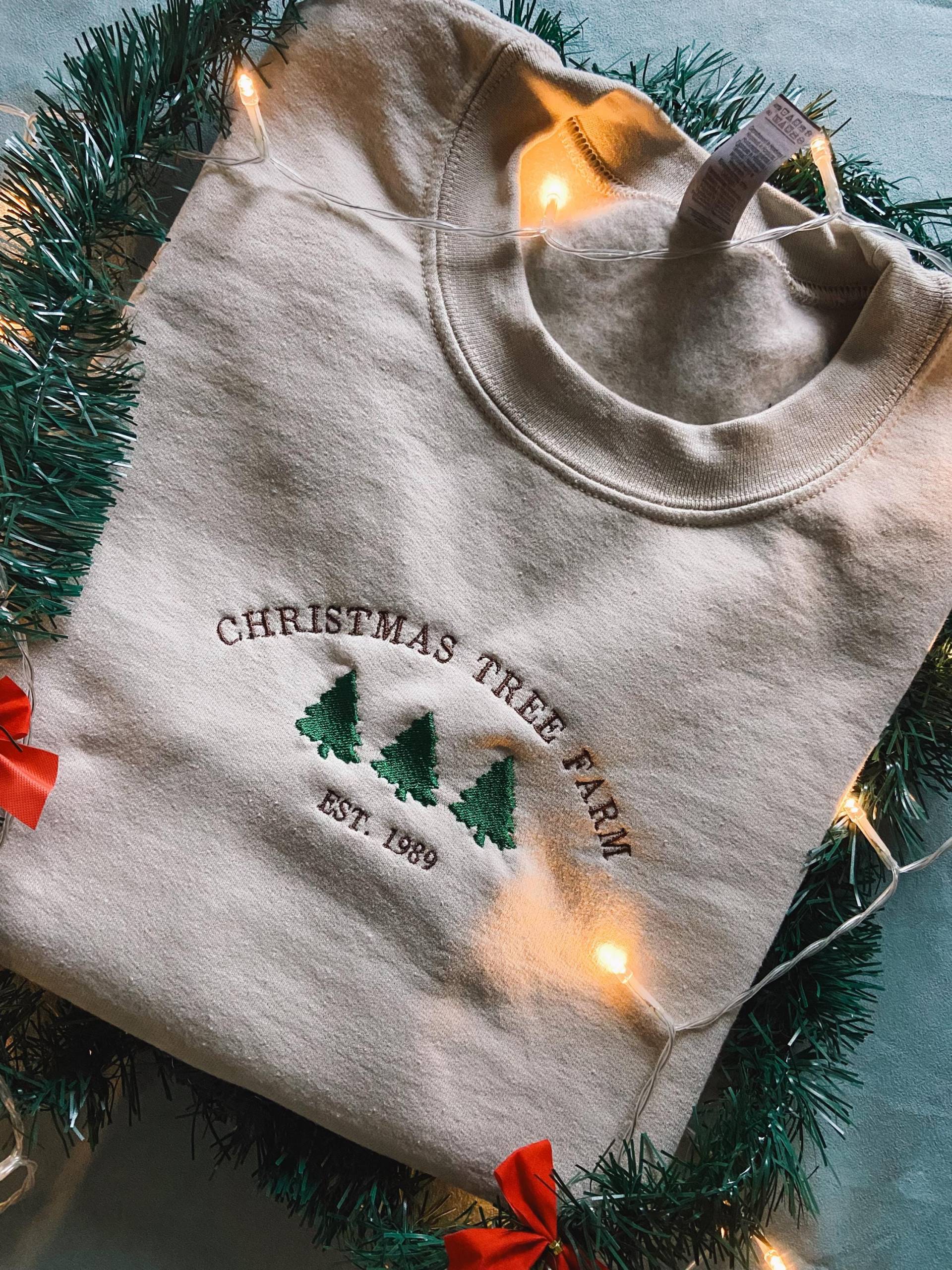 Christmas Tree Farm Inspired Crewneck Unisex Sweatshirt Christmas Tree Farm Inspired Crewneck Unisex Sweatshirt von JunasWorldDE