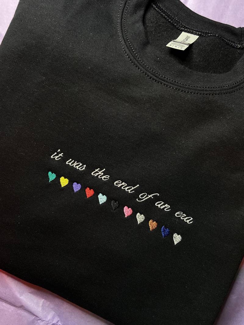 It Was The End Of An Era Inspired Crewneck Unisex Sweatshirt It Was The End Of An Era Inspired Crewneck Unisex Sweatshirt von JunasWorldDE
