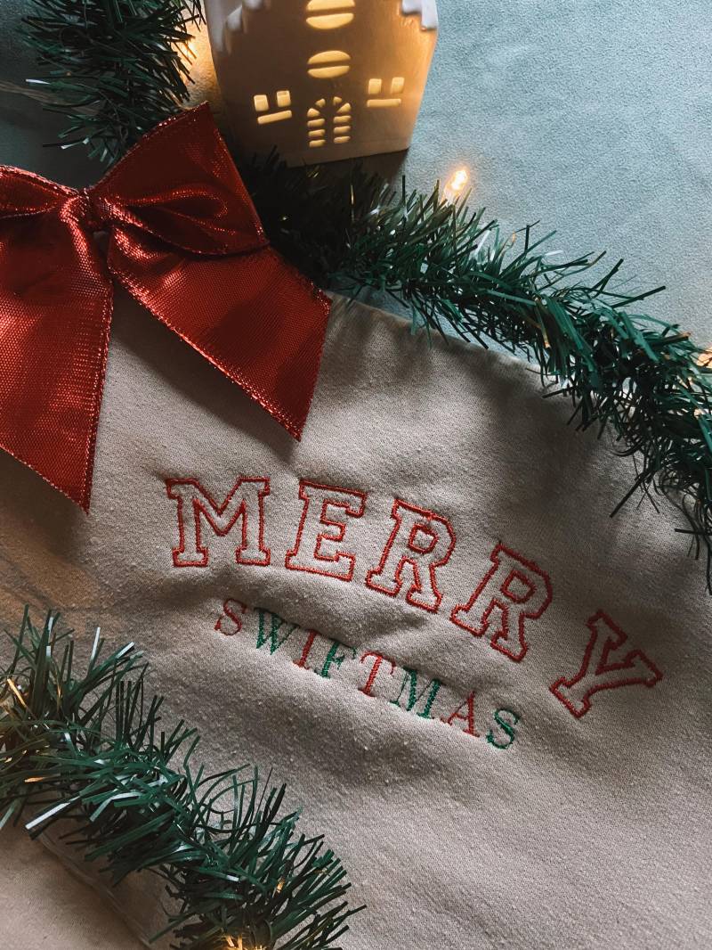 Merry Swiftmas Inspired Crewneck Unisex Sweatshirt Merry Swiftmas Inspired Crewneck Unisex Sweatshirt von JunasWorldDE