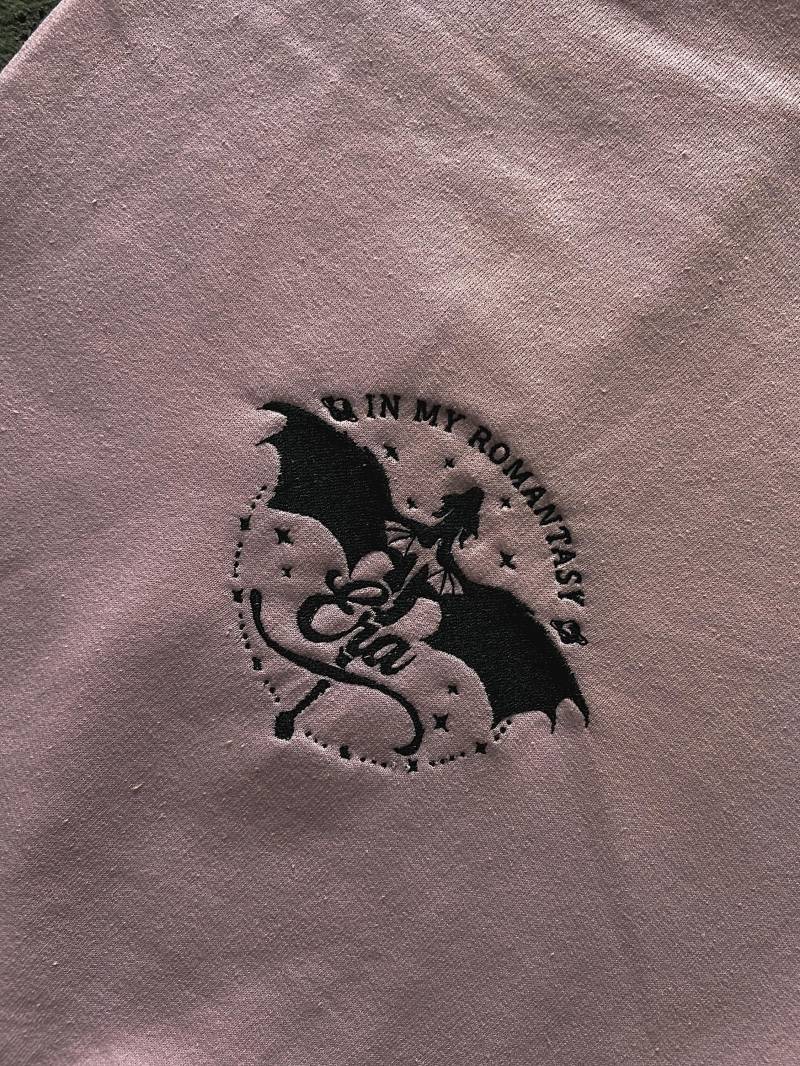 Romantasy Era Crewneck Unisex Sweatshirt von JunasWorldDE