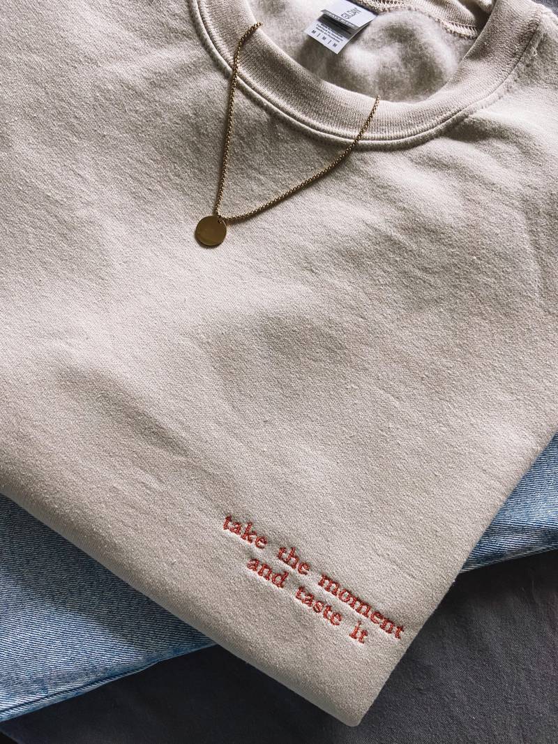 Take The Moment & Taste It Inspired Crewneck Unisex Sweatshirt Take The Moment & Taste It Inspired Crewneck Unisex Sweatshirt von JunasWorldDE