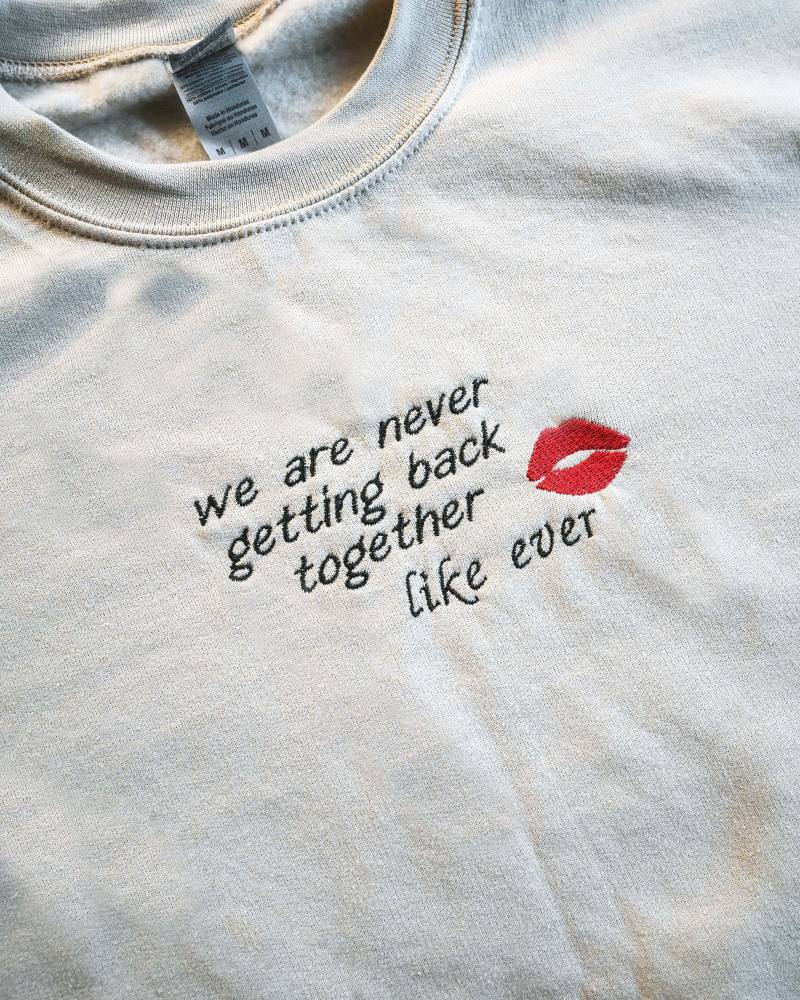 We Are Never Getting Back Together Crewneck Unisex Sweatshirt We Are Never Getting Back Together Crewneck Unisex Sweatshirt von JunasWorldDE