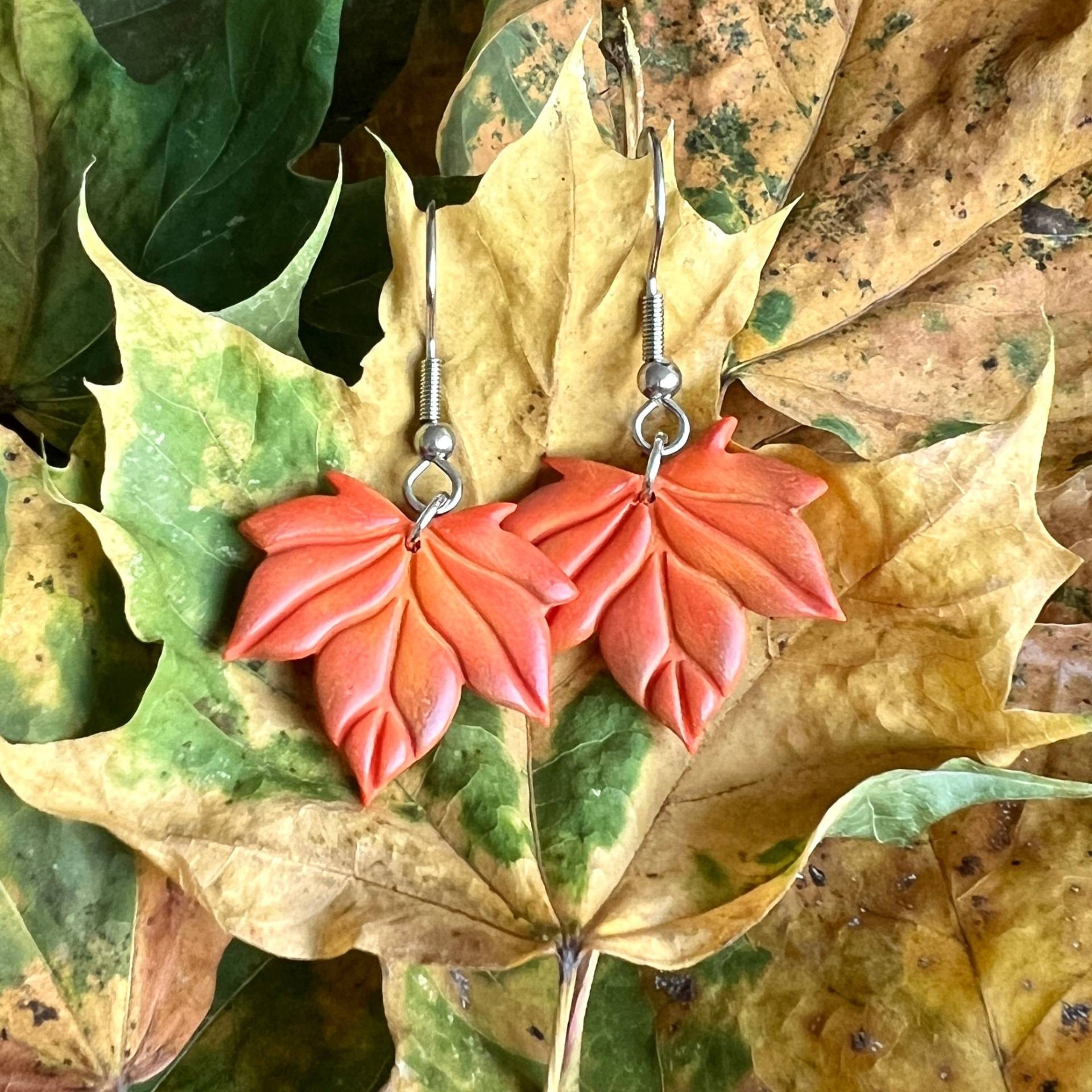 Ahorn Blätter Ohrringe, Herbstliche Ohrhaken, Orange Farbene Hautverträglicher Edelstahl Schmuck, Federleicht, June On The Moon von JuneOnTheMoonArt