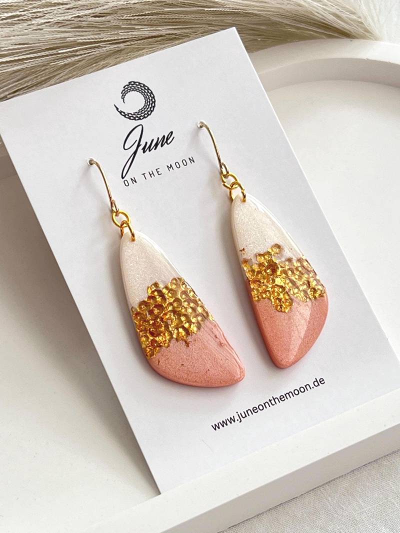 Handgemachte Boho Ohrringe Rosa Weiß Gold, 18K Vergoldete Ohrhaken, Polymer Clay Schmuck Mit Blattgold & Uv-Harz Finish, June On The Moon Handgemachte Boho Ohrringe Rosa Weiß Gold, 18K Vergoldete Ohrhaken, Polymer Clay Schmuck Mit Blattgold & Uv-Harz Finish, June On The Moon von JuneOnTheMoonArt