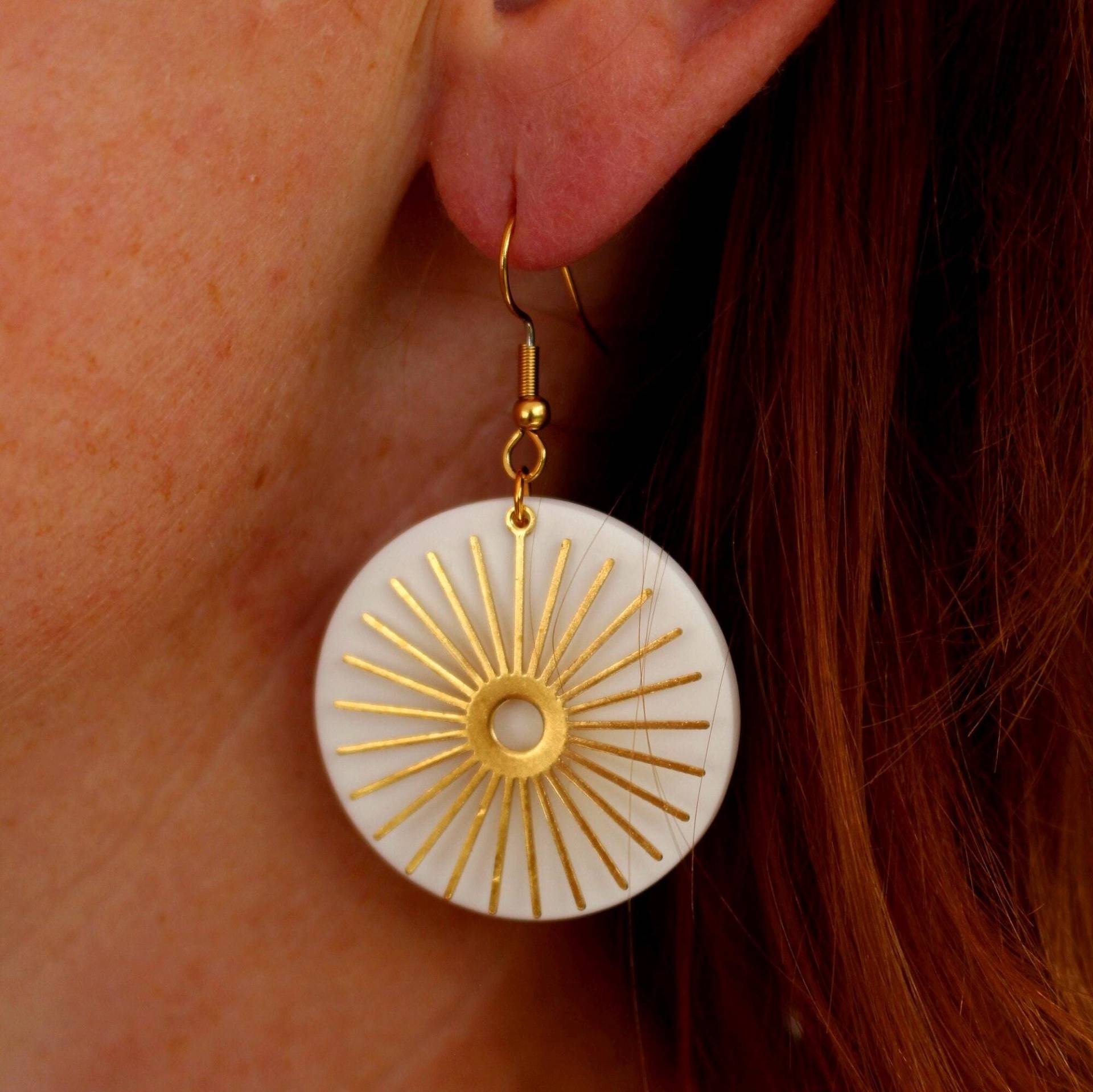 Weiß Goldene Sonnenohrringe, 18K Vergoldete Ohrhaken, Handgefertigt Aus Fimo, Elegante Ohrringe, Federleicht, Boho Stil, June On The Moon von JuneOnTheMoonArt