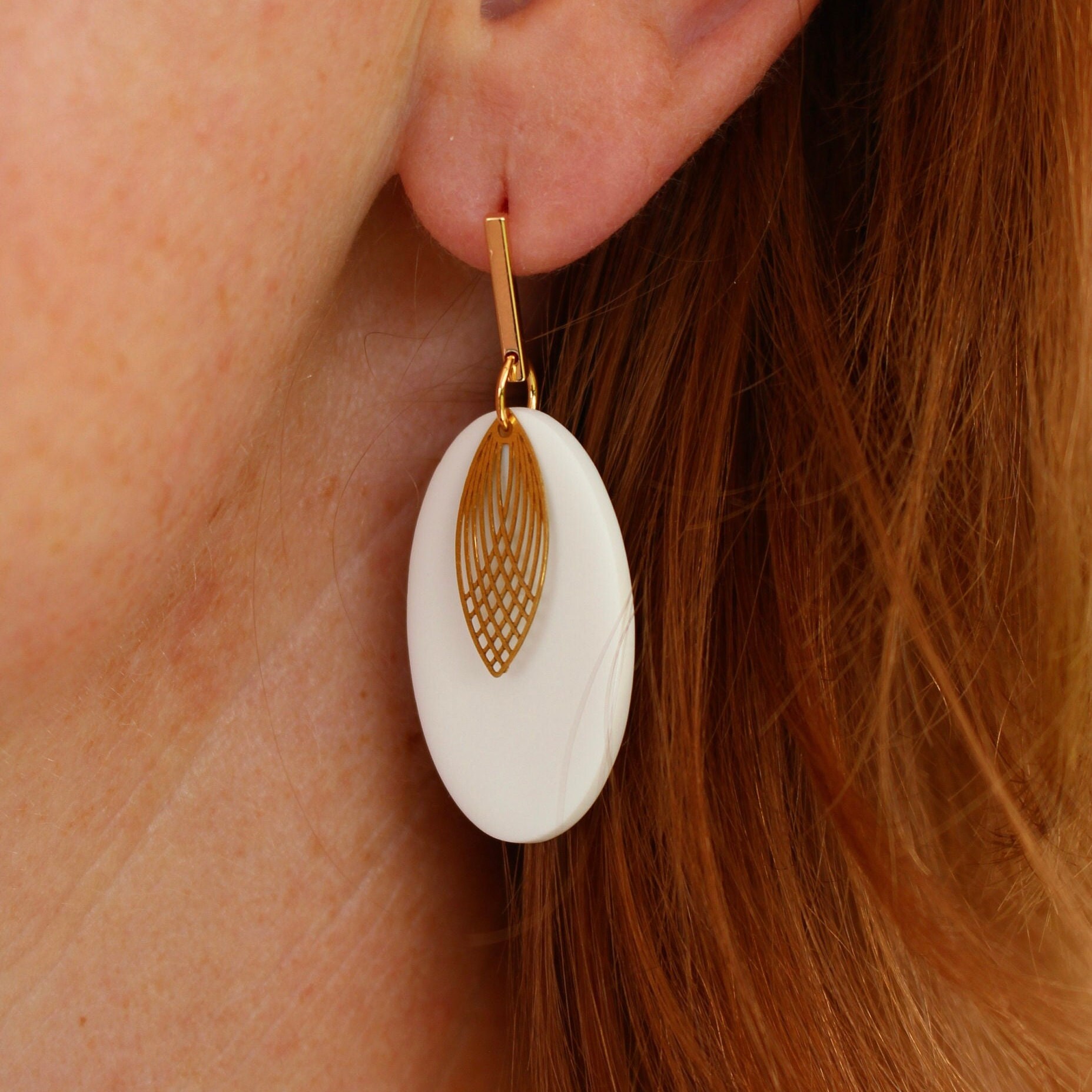 Weiß Goldene Hängeohrringe, 18K Vergoldete Ohrstecker, Handgefertigt Aus Fimo, Elegante Ohrringe, Federleicht, Boho Stil, June On The Moon von JuneOnTheMoonArt