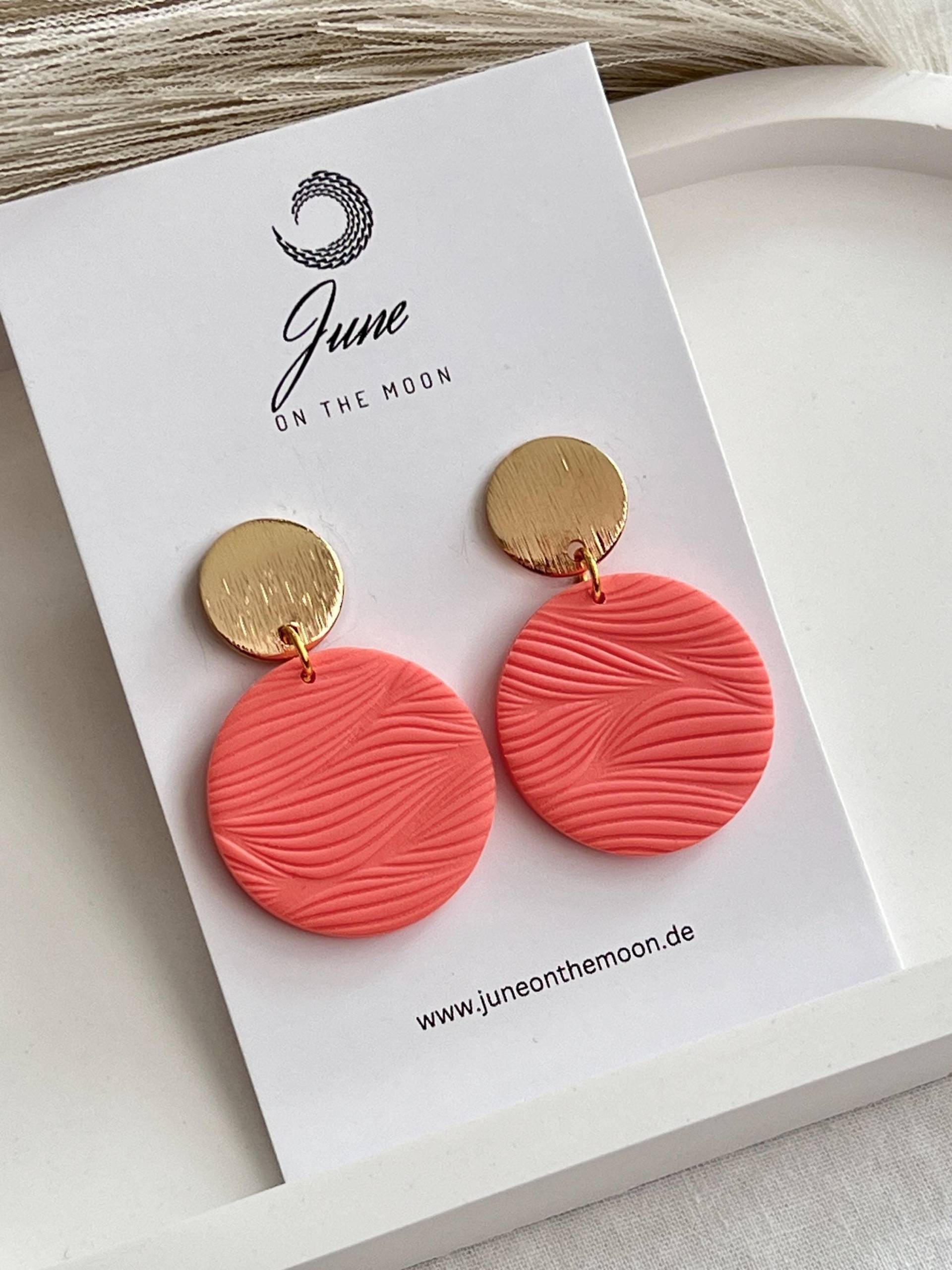 statement Ohrringe Korallfarben Rund, Polymer Clay Ohrringe, Leicht, Elegant, 18K Vergoldeter Ohrstecker, Handmade Schmuck, June On The Moon von JuneOnTheMoonArt