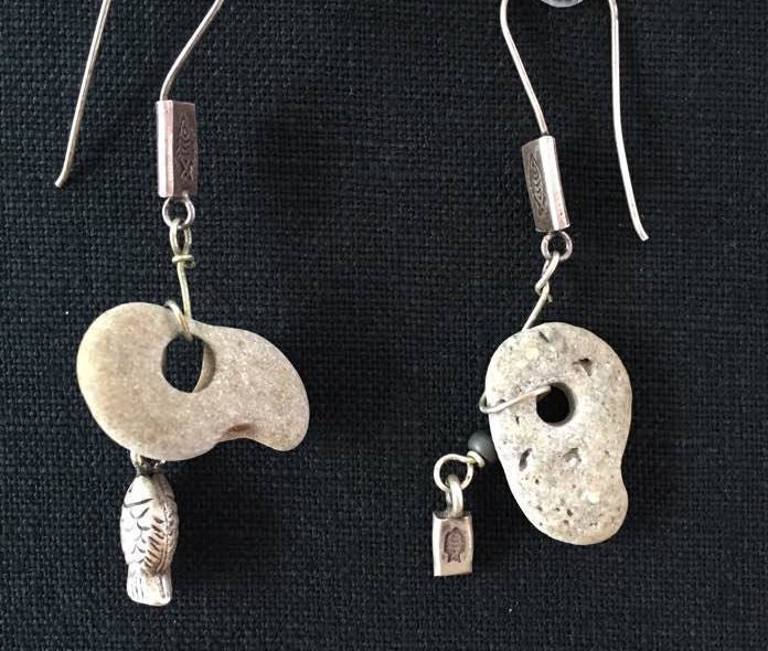 Einen Katzensprung Entfernt. Lange Ohrringe Mit Fluss-/Strandsteinen Und Sterling Thai Hill Tribe Perlen Fischmotiven Einen Katzensprung Entfernt. Lange Ohrringe Mit Fluss-/Strandsteinen Und Sterling Thai Hill Tribe Perlen Fischmotiven von JuneSpriggTooley