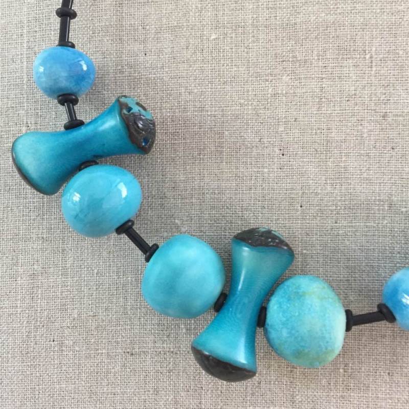 Karibik Halskette Mit Ton, Glas Und Tagua-Nussperlen in Wunderschönen Meeresblautönen Karibik Halskette Mit Ton, Glas Und Tagua-Nussperlen in Wunderschönen Meeresblautönen von JuneSpriggTooley