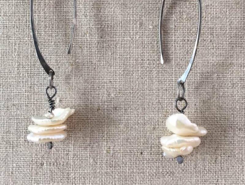 Keishi. Ohrringe Mit Oxidierten Sterling-Fundstücken Und Leuchtenden Keishi-Perlen Keishi. Ohrringe Mit Oxidierten Sterling-Fundstücken Und Leuchtenden Keishi-Perlen von JuneSpriggTooley