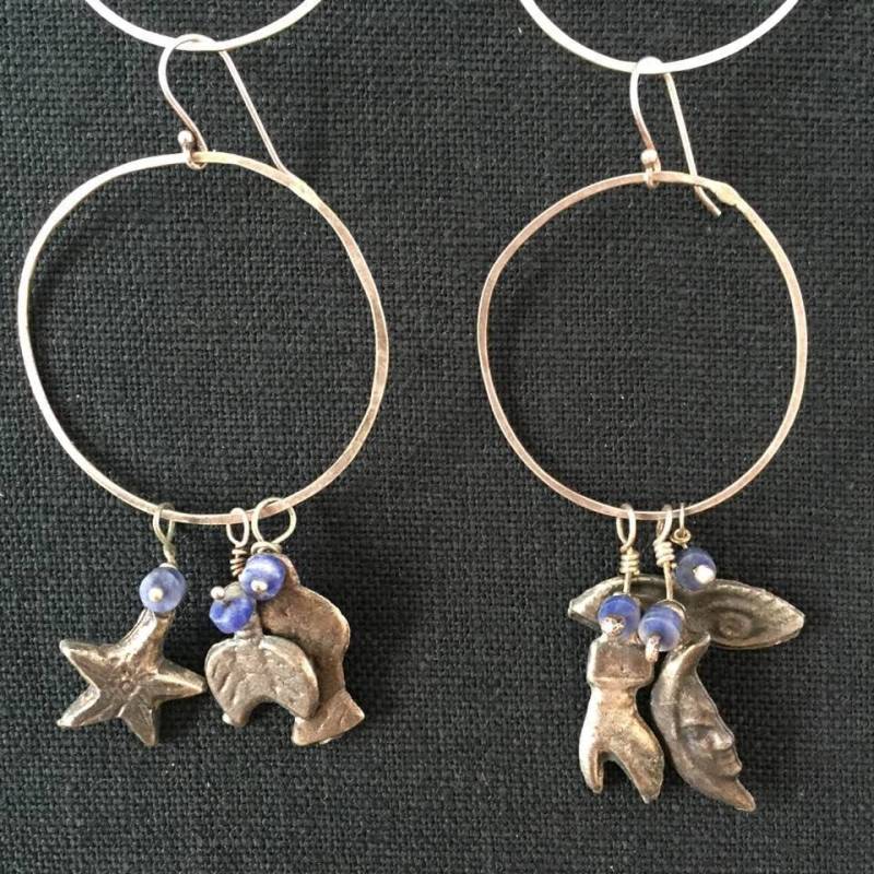 Milagro. Ohrringe Mit Kleinen Metall Milagros Charms Und Sodalith Perlen in Ozeanblau Milagro. Ohrringe Mit Kleinen Metall Milagros Charms Und Sodalith Perlen in Ozeanblau von JuneSpriggTooley