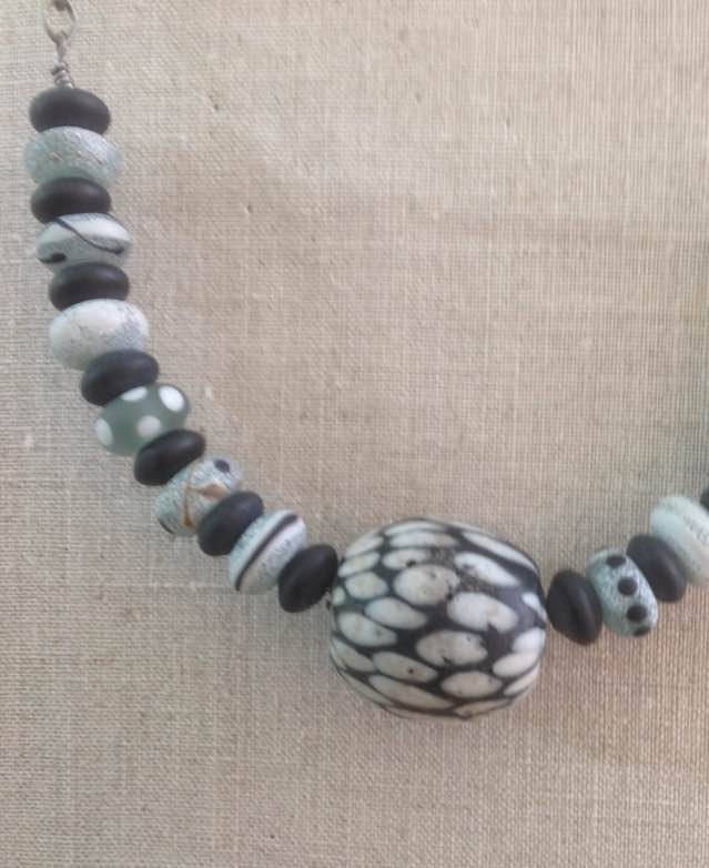 Monochrome Halskette Mit Riesiger Schwarz-Weißer Glasperle Und Handgefertigten Glas - Edelsteinperlen in Grau-, Schwarz - Weißtönen von JuneSpriggTooley