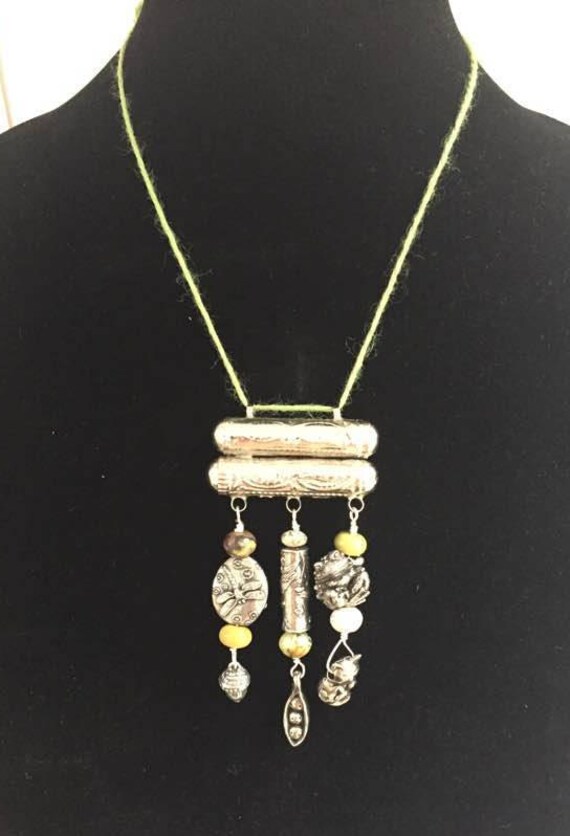 Mutter Erde. Riesiger Anhänger Beladen Mit Zinn Charms - Libelle, Eichel, Erbsenkapsel, Vogel, Frosch, Katze Und Edelsteinen in Moosgrüntönen von JuneSpriggTooley