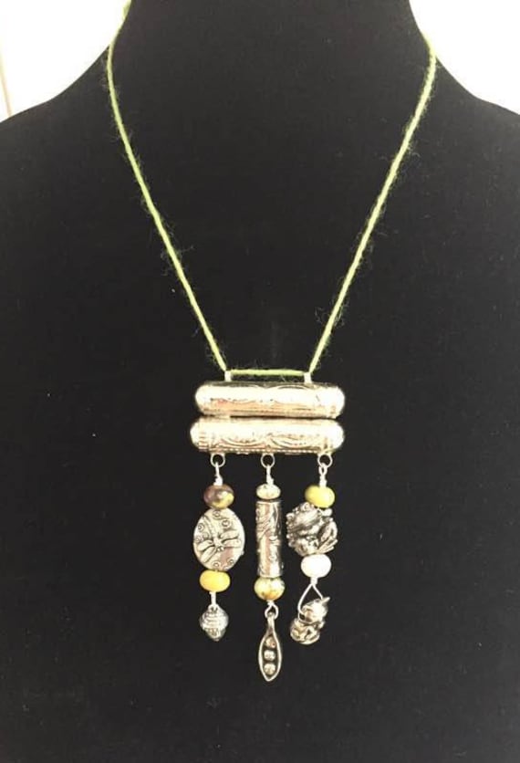 Mutter Erde. Riesiger Anhänger Beladen Mit Zinn Charms - Libelle, Eichel, Erbsenkapsel, Vogel, Frosch, Katze Und Edelsteinen in Moosgrüntönen Mutter Erde. Riesiger Anhänger Beladen Mit Zinn Charms - Libelle, Eichel, Erbsenkapsel, Vogel, Frosch, Katze Und Edelsteinen in Moosgrüntönen von JuneSpriggTooley