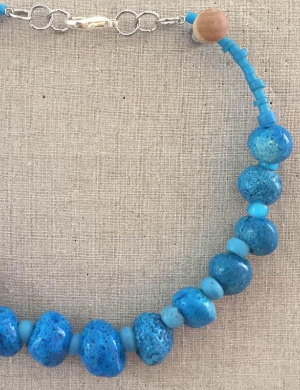Pele Halskette Mit Wunderschönen Seeblauen Crusty Clay Und Glasperlen von JuneSpriggTooley