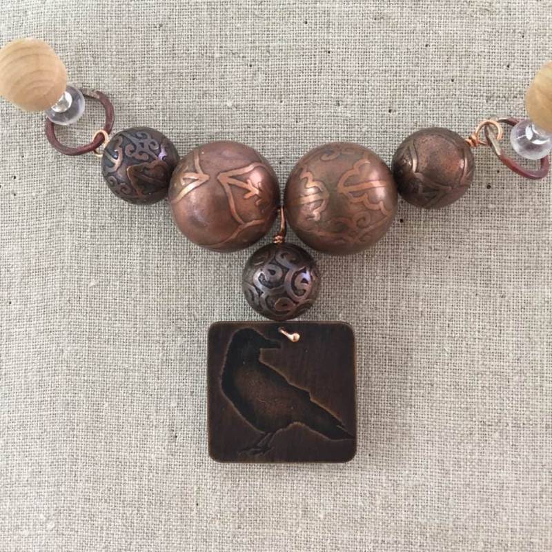 Rabe. Halskette Mit Wunderschönen Großen Handgefertigten Kupferperlen Und Kupferanhänger Im Rabendesign Rabe. Halskette Mit Wunderschönen Großen Handgefertigten Kupferperlen Und Kupferanhänger Im Rabendesign von JuneSpriggTooley