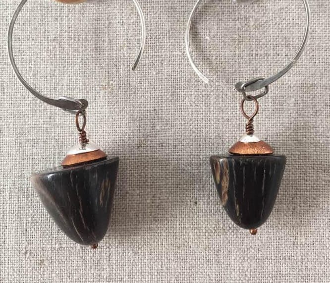 Savannah. Baumeln, Leicht Unpassende Ohrringe Aus Poliertem Horn, Kupfer Und Sterling Savannah. Baumeln, Leicht Unpassende Ohrringe Aus Poliertem Horn, Kupfer Und Sterling von JuneSpriggTooley