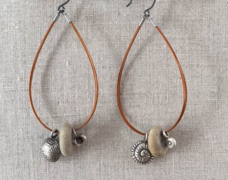 Schaukelzustand. Lange, Lebendige Ohrringe Aus Kupferfarbener Faser Mit Sterling Thai Hill Tribe Charms Und Flusssteinen von JuneSpriggTooley