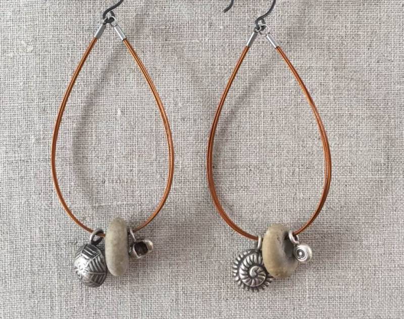 Schaukelzustand. Lange, Lebendige Ohrringe Aus Kupferfarbener Faser Mit Sterling Thai Hill Tribe Charms Und Flusssteinen Schaukelzustand. Lange, Lebendige Ohrringe Aus Kupferfarbener Faser Mit Sterling Thai Hill Tribe Charms Und Flusssteinen von JuneSpriggTooley