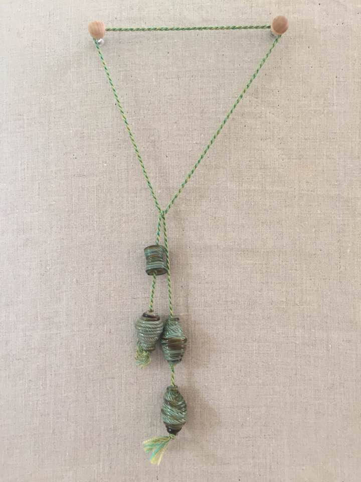 Whirl Funky, Raffinierte Lariat Kette Mit Handgefertigten Glasperlen in Grün - Und Brauntönen An Einer Handgemachten Seidenschnur von JuneSpriggTooley