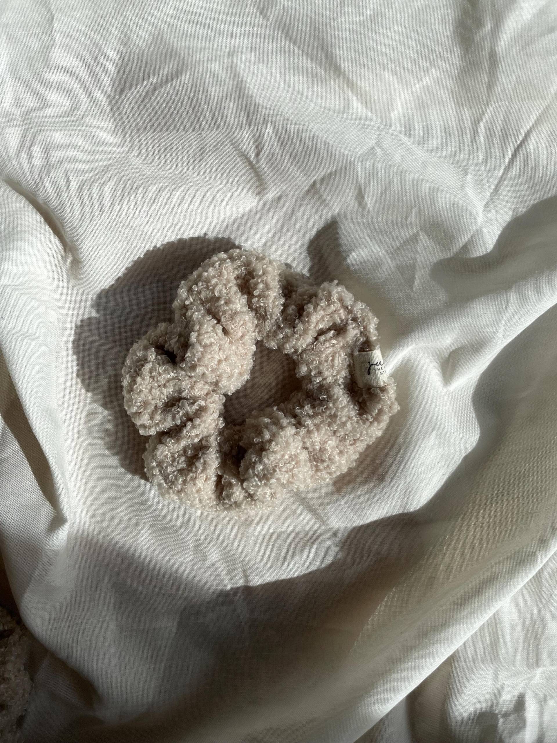 Teddy Scrunchie | Haargummi Beige Big Scrunchie Großer Haaraccesoire Hair Tie von JuneTheLittleStudio