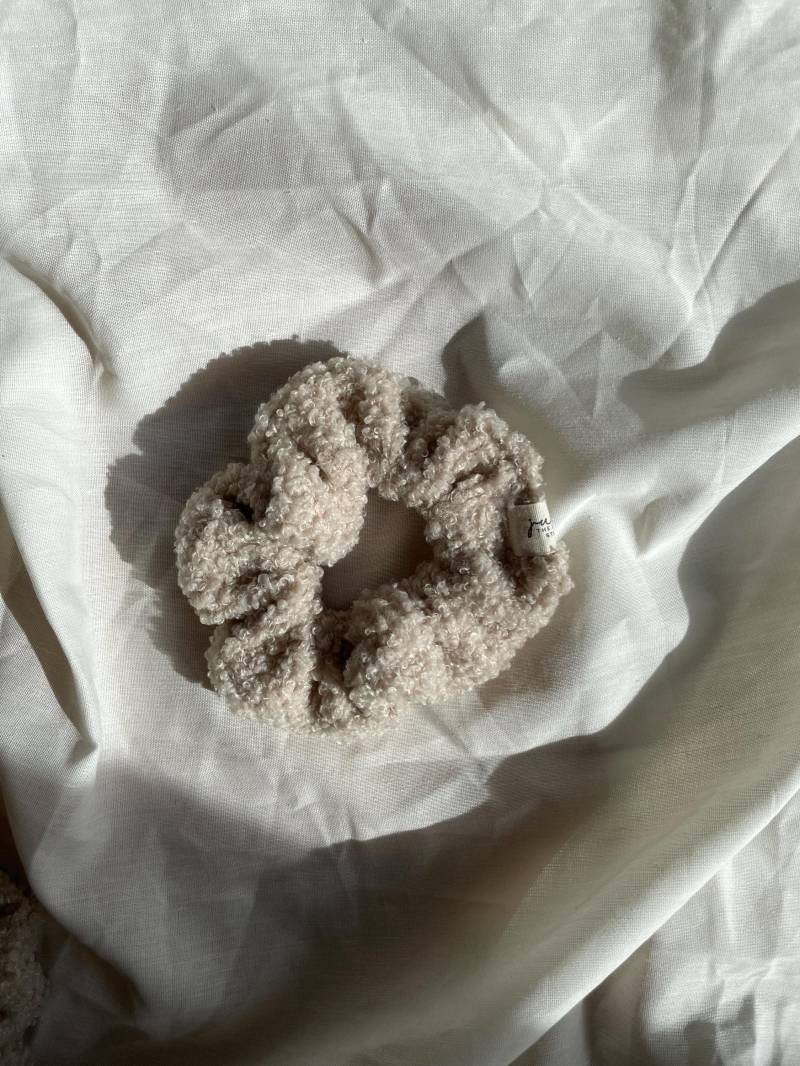 Teddy Scrunchie | Haargummi Beige Big Scrunchie Großer Haaraccesoire Hair Tie von JuneTheLittleStudio