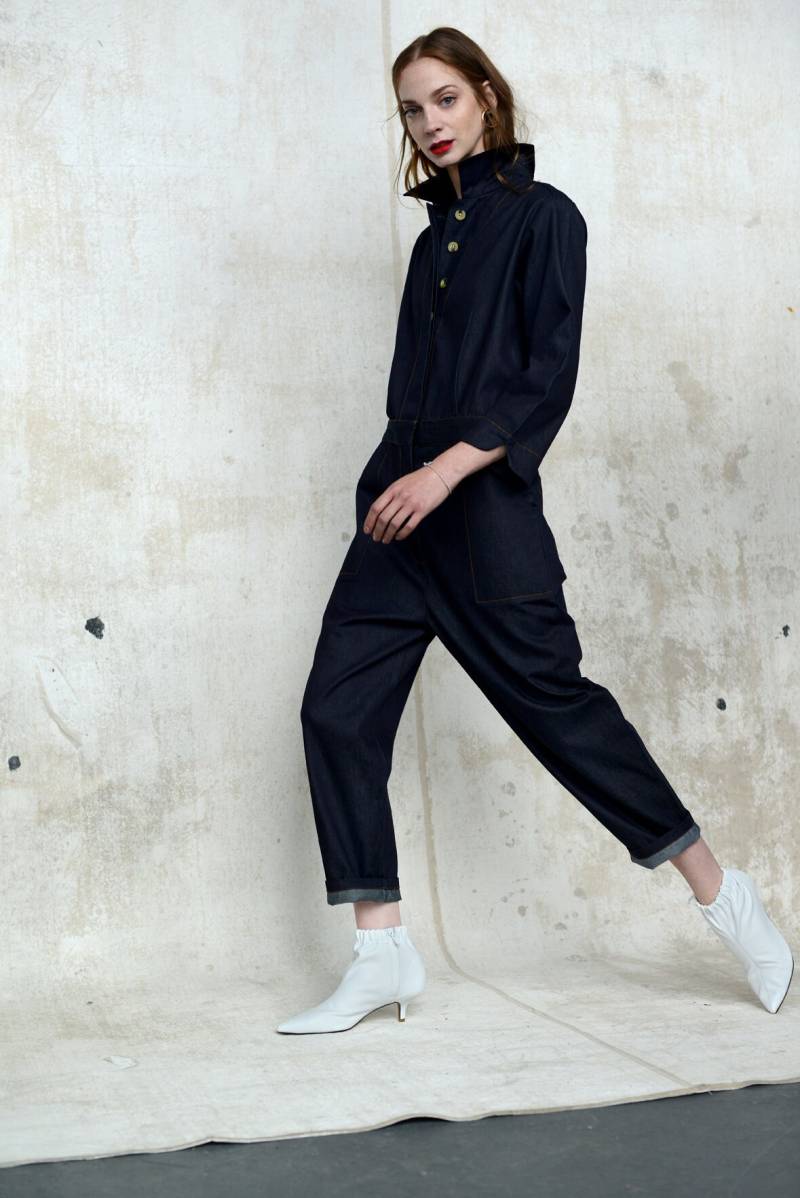 Indigo Baumwoll Jumpsuit, Aufgesetzte Taschen Und Obernähte, Spitz Zulaufendes Bein Indigo Baumwoll Jumpsuit, Aufgesetzte Taschen Und Obernähte, Spitz Zulaufendes Bein von JuneandSid