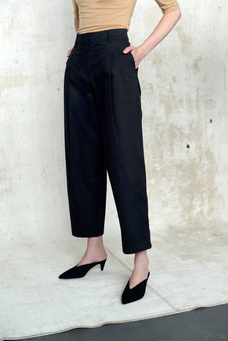 Schwarze Baumwollhose Mit Hoher Taille, Doppelfalte Nach Vorne Und Aufgesetzten Taschen Hinten Schwarze Baumwollhose Mit Hoher Taille, Doppelfalte Nach Vorne Und Aufgesetzten Taschen Hinten von JuneandSid